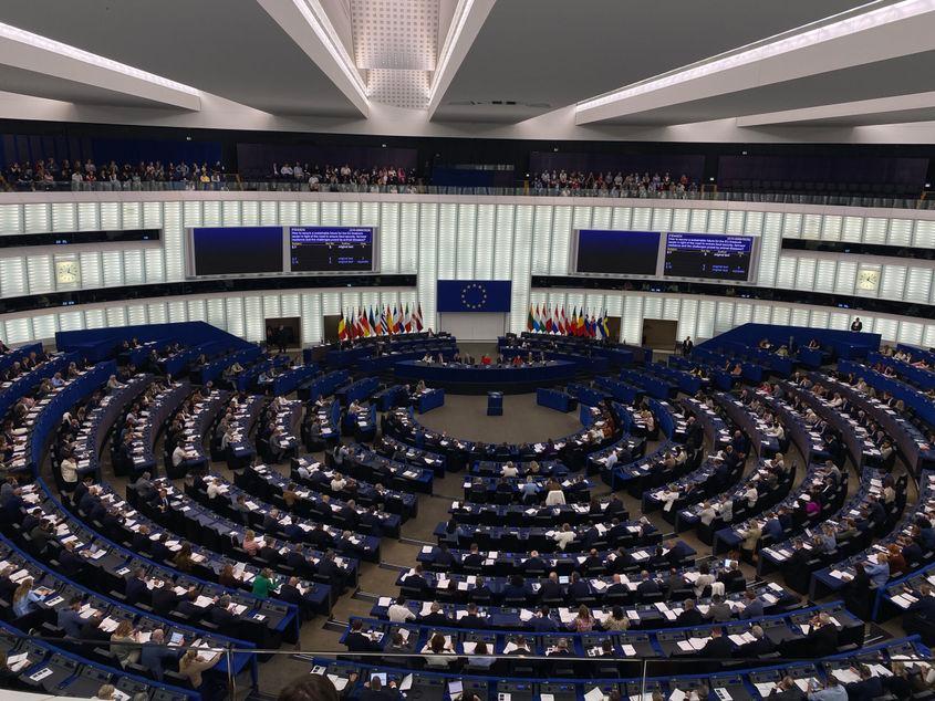 Eurodeputații români ajunși în legislativul european pe listele PSD consideră că e vorba doar de un act democratic, în timp ce cei din partea USR sau UDMR, partide care, la nivel național, au declarat că nu vor vota moțiunea de cenzură împotriva premierului actual, susțin că social-democrații au aruncat România într-o criză politică într-un moment cum nu se poate mai prost.
Foto: PressOne