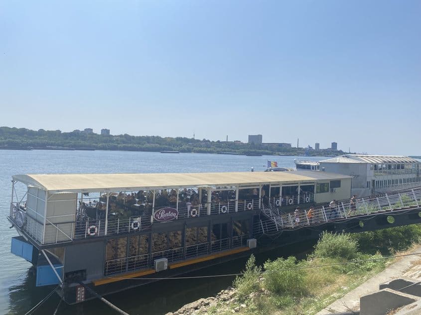 În port sunt două restaurante pe Dunăre și unul pe uscat, cu priveliștea spre fluviu. Foto: Luiza Popovici