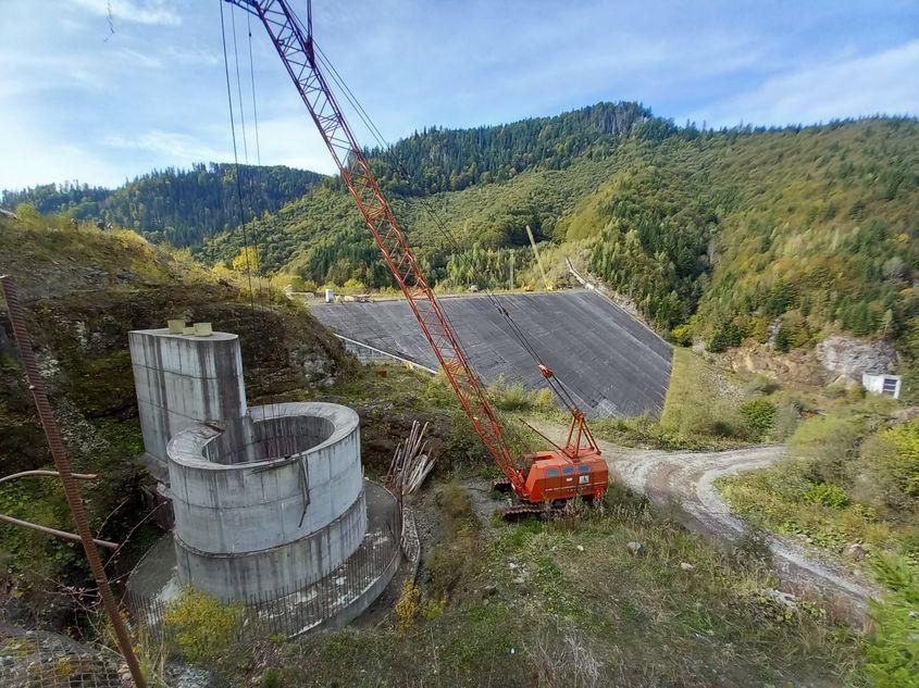 Pâlnia de deversare împreună cu fața barajului de la Răstolița. Foto: Bankwatch România