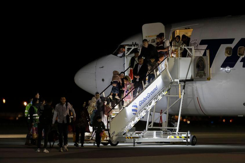 93 de cetățeni români din Fâșia Gaza ajung la Baza 90 după ce au fost evacuați cu ajutorul unei aeronave TAROM, 8 noiembrie 2023. Foto: Inquam Photos / Octav Ganea
