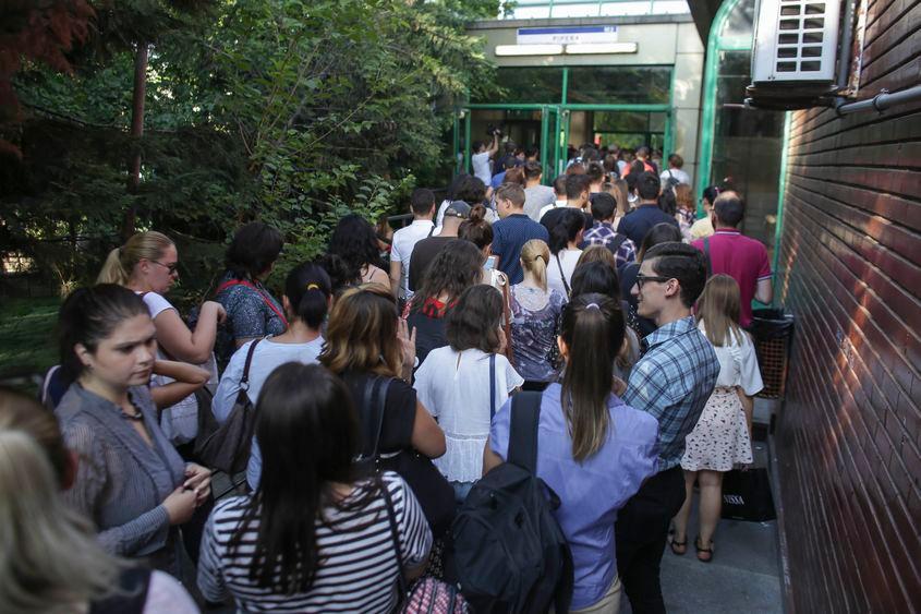 Persoane care stau la coadă pentru a intra în stația de metrou Pipera Foto: Inquam Photos / Octav Ganea