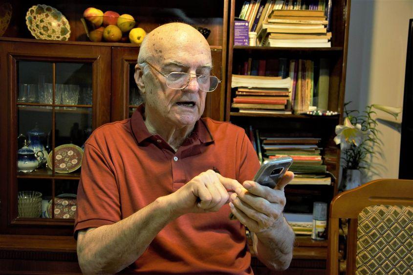 Marele profesor Sfetoslav Cremarenco a descoperit internetul la pensie și este foarte activ pe Facebook.