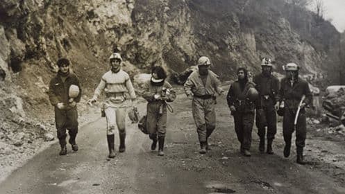 Sorin (al doilea din stânga), cu o parte din colegii de la clubul de speologie.