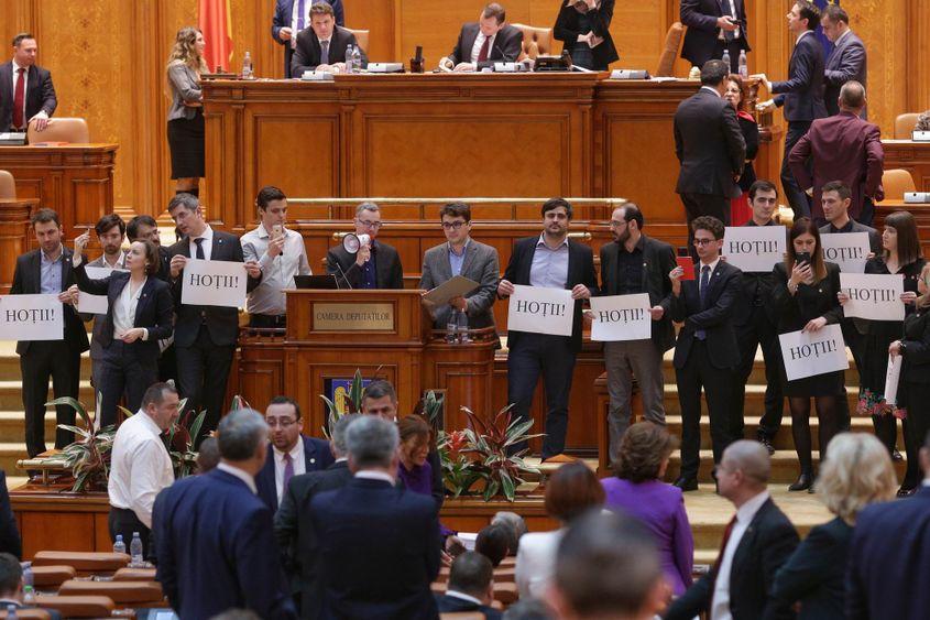 Deputații USR protestează în timpul unei ședințe de plen, miercuri, 6 decembrie. Foto: Inquam Photos / Octav Ganea