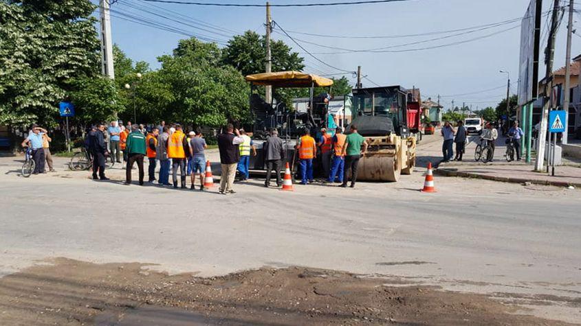 Se rupe blestemul în Dăbuleni: începe asfaltarea unei străzi. Sursa foto: Primăria Dăbuleni