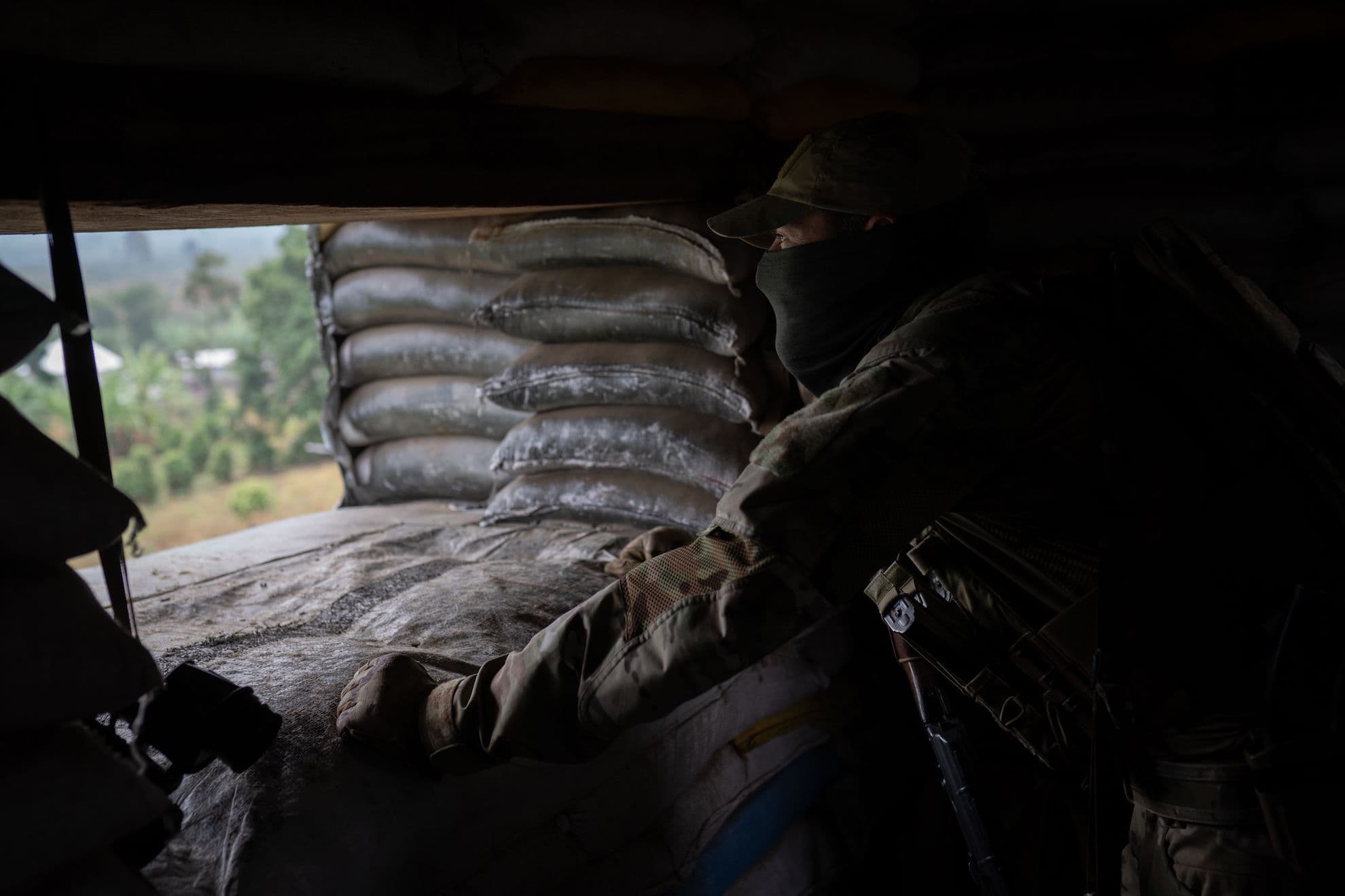 Un român în interiorul unui adăpost lângă Goma, RDC, pe 29 august 2024. Foto: Andreea Câmpeanu