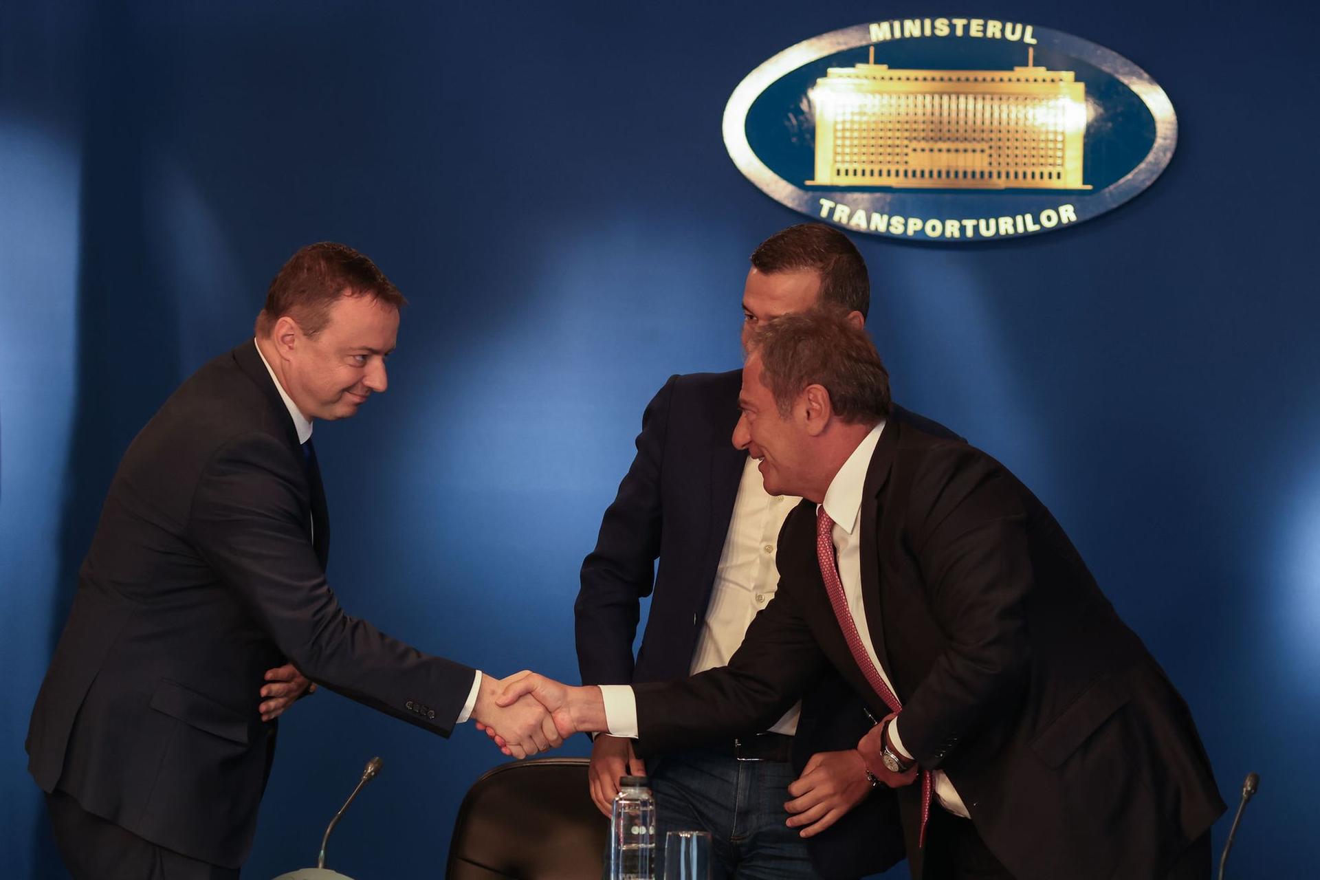 The Minister of Transport and Infrastructure attends the signing of the contract for the design and execution of Lot 3 of the Sibiu-Făgăraș motorway, at the Ministry's headquarters in Bucharest, 16 August 2023. Inquam Photos / Sabin Cîrstoveanu