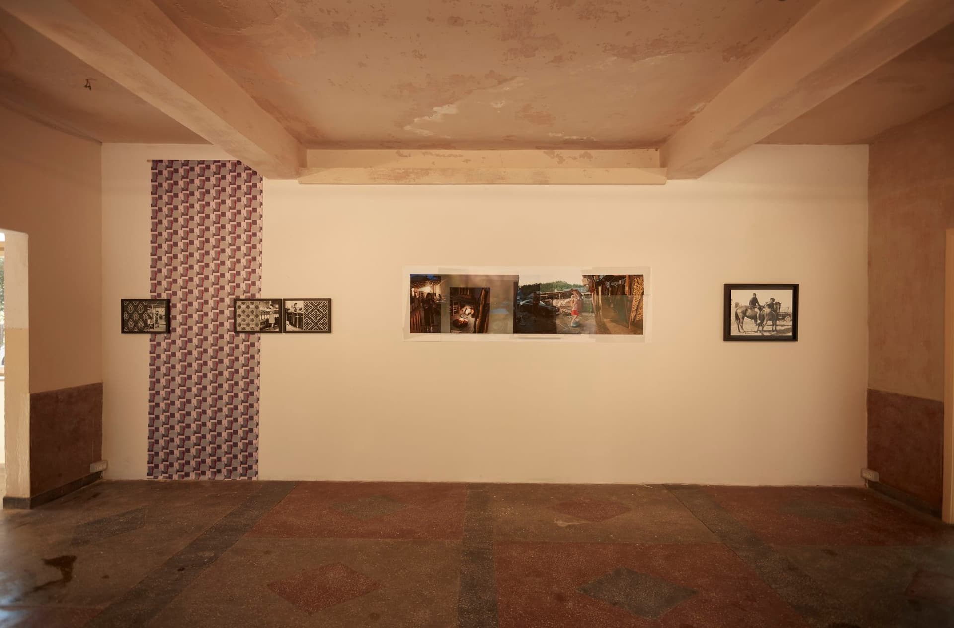 În interiorul clădirii, localnicii pot vedea lucrări de artă contemporană, produse de 14 artiști români. FOTO: ARAC