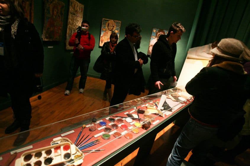 Coloranți minerali sub formă de pulbere, foiță de aur, pensule și alte ustensile necesare pentru a picta icoane pe lemn.