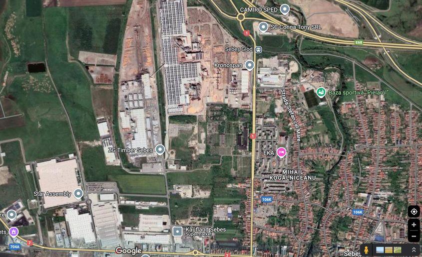Platforma industrială a Sebeșului, amplasamentul Kronoșpan în nord și Kaufland în sud, cele mai poluate din zonă, la o aruncătură de băț de zona locuită a orașului, în dreapta imaginii.