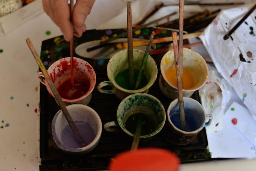 Ceara colorată cu vopsea de lână e folosită pentru pictarea ouălor cu model în relief.