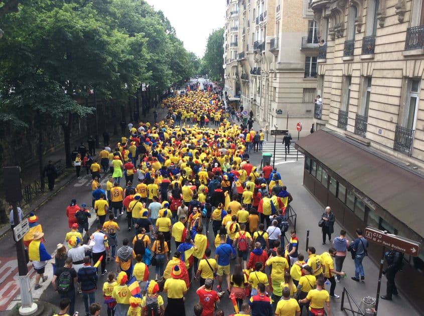 IUNIE 2016. Marşul de la Paris al suporterilor români prezenţi la Europenele de fotbal.