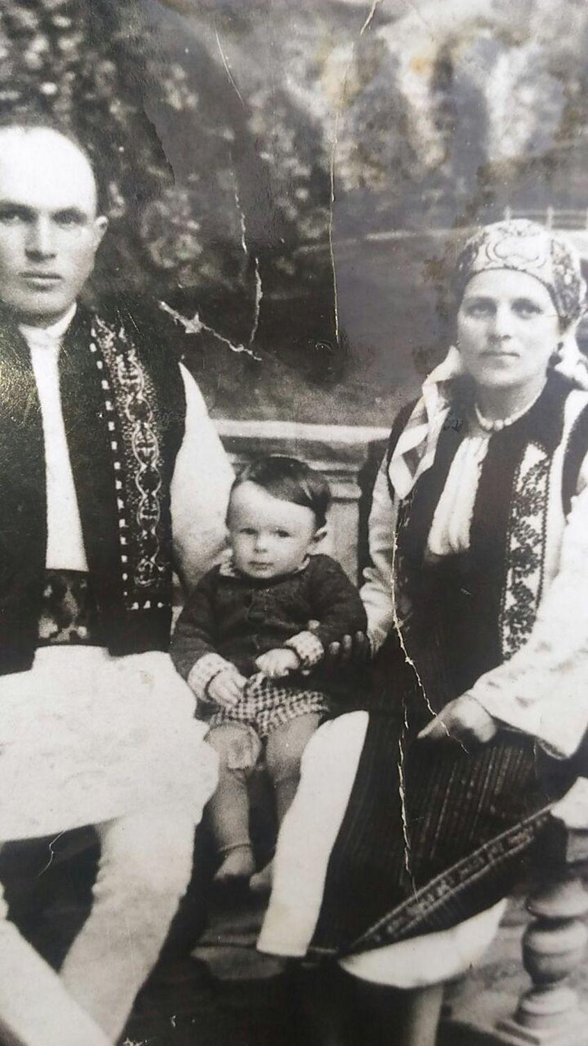 Ion și Alexandra Dubău, cu primul lor copil.