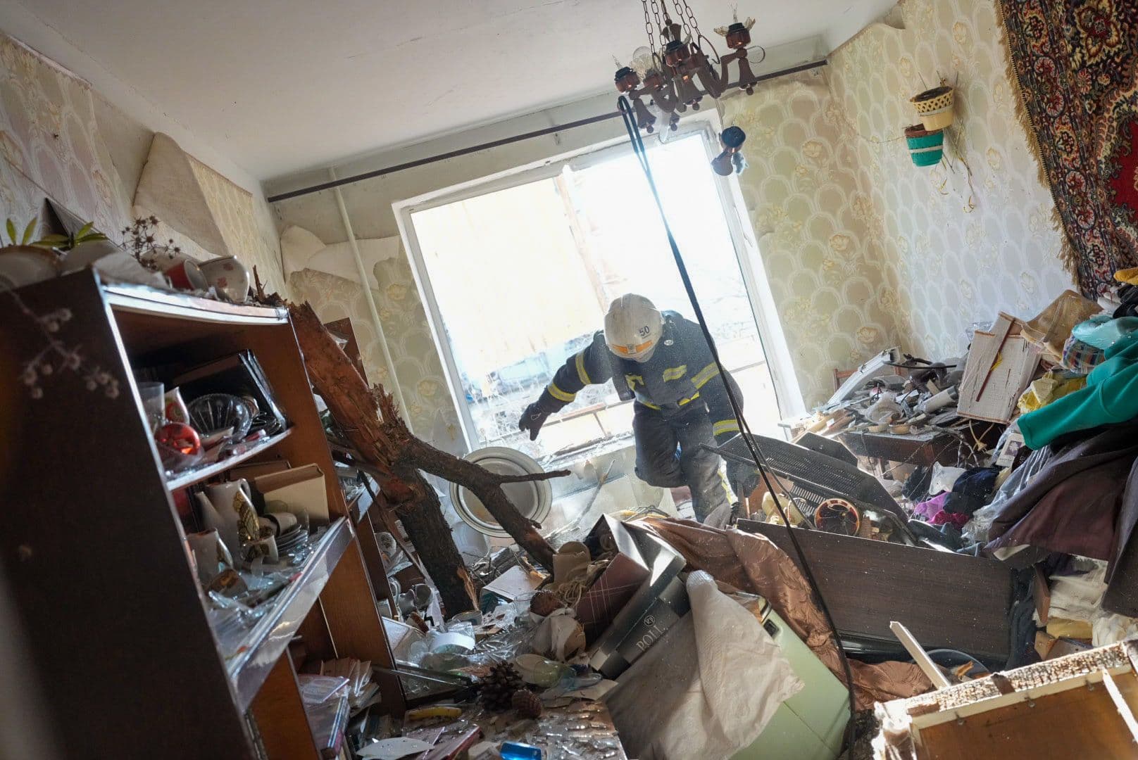 Ciuhuiv, un oraș de lângă Harkov, Ucraina. Un bloc de apartamente a fost distrus de o lovitură aeriană din partea Rusiei ( Wolfgang Schwan - Anadolu Agency )