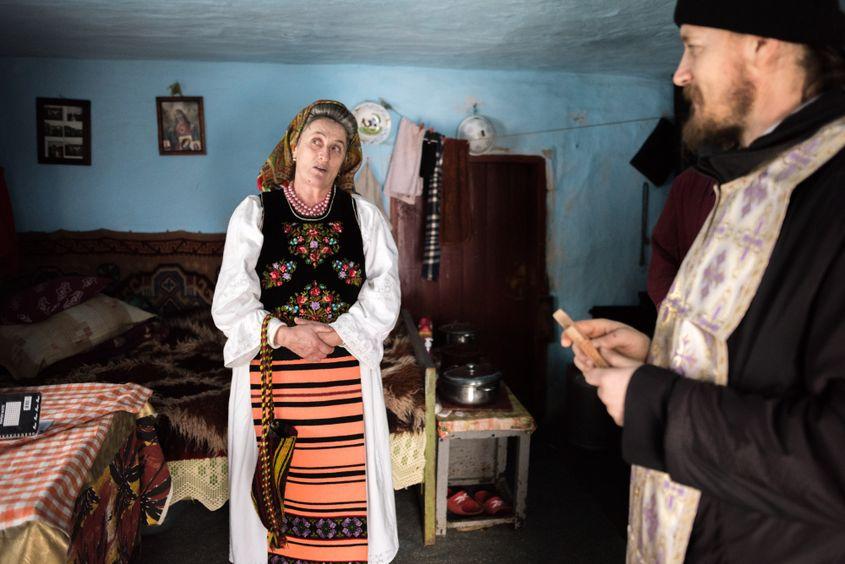 Valeria Oțelea, în casa părintească de la Piatra Fântânele.