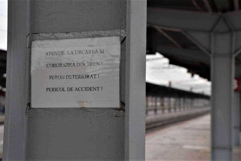 Degradarea liniilor din gară este anunțată chiar de angajații acesteia. Foto: Lucian Muntean.