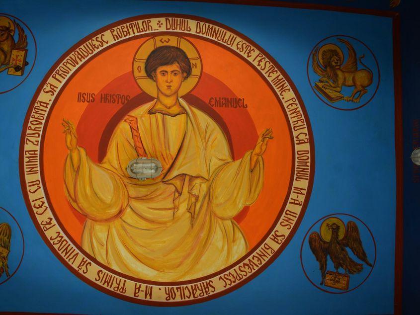 Chipul lui Iisus, pictat pe bolta clopotniței, la Moșuni. Foto: Viorel Ilișoi