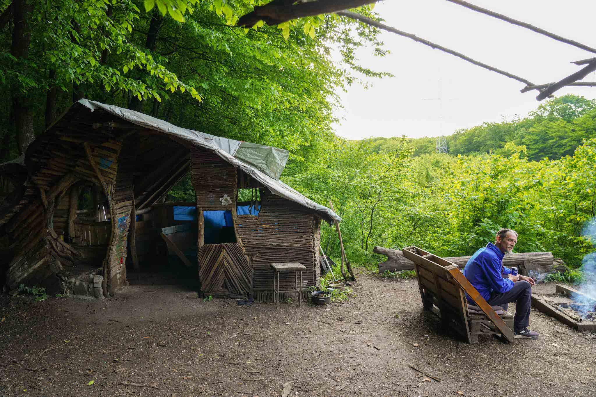 Construcție provizorie din pădurea Făget, chiar în mijlocul pădurii. Foto: Raul Ștef (c)