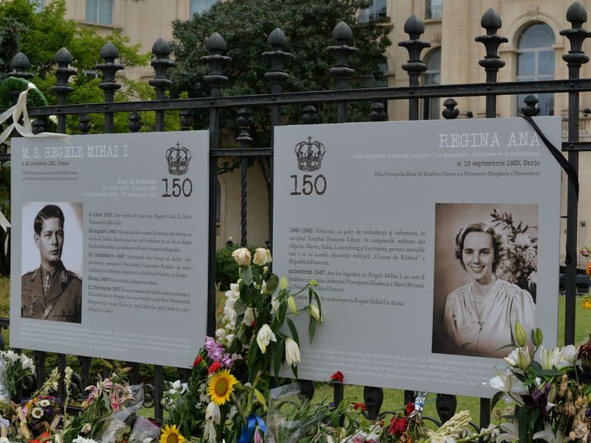 Portretul reginei Ana și cel al regelui Mihai, în fața Palatului Regal. Foto: Iulia Marin