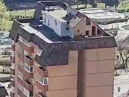 Știri din cealaltă Românie: în Brașov se fac vile pe bloc și un candidat AUR tratează depresia cu bătaie