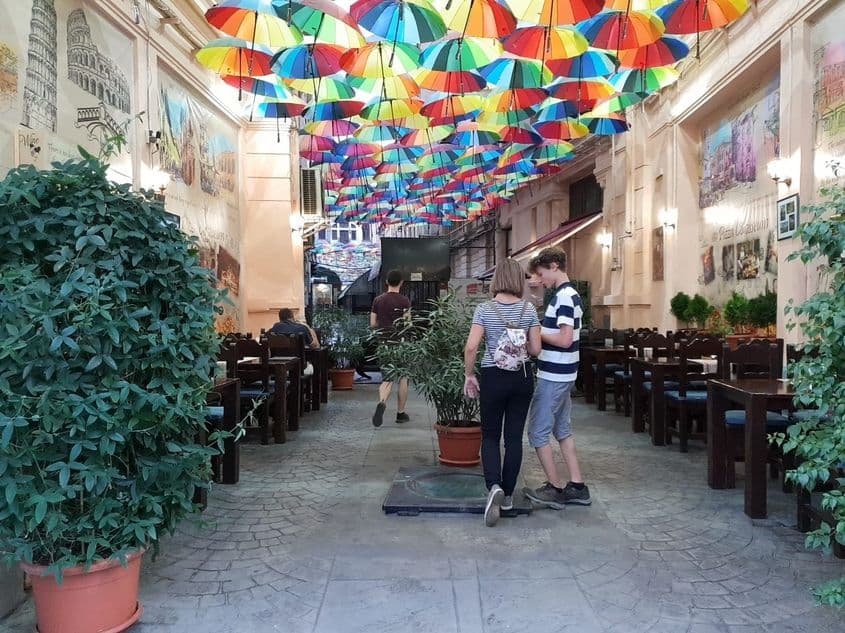 Joaca se face în cuplu sau în grup, însă totdeauna în aer liber.