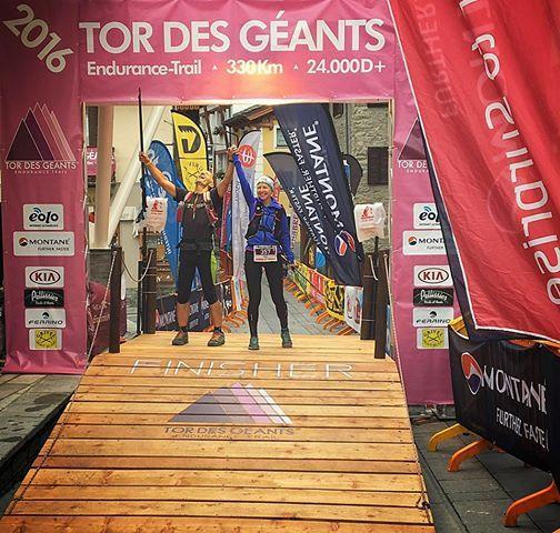 Momentul în care Viorica Henry și Adrian Toma au trecut linia de sosire. Foto: Arhiva personală