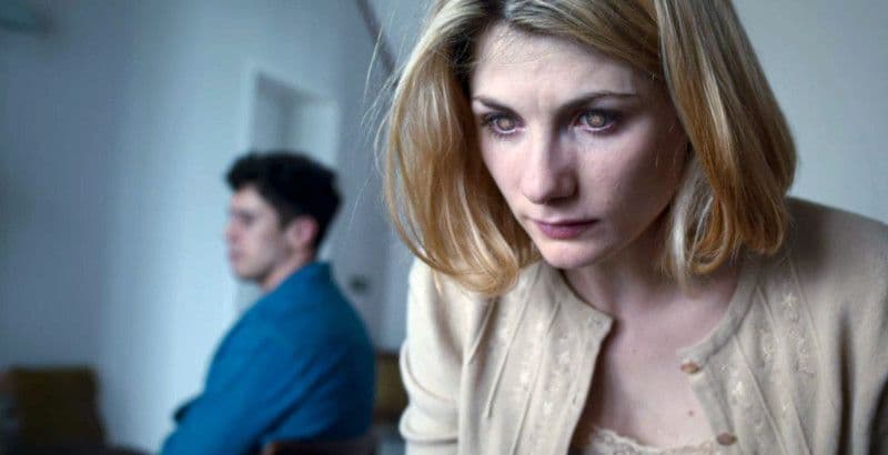 Actrița Jodie Whittaker, vizionând imagini pe lentilele de contact, într-o secvență din episodul 3 al serialului „Black Mirror”.