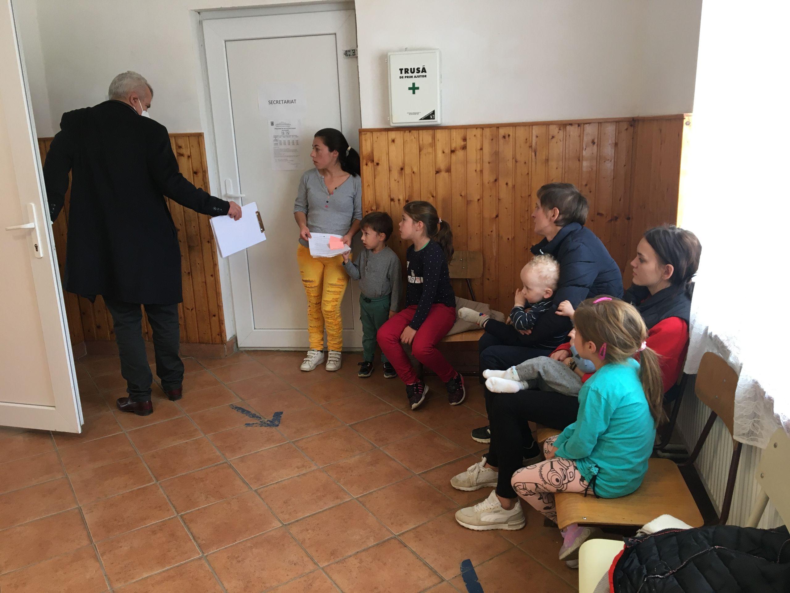 Locuitorii din Bălan stau la coadă pentru a fi văzuți de doctorii din Caravană. Bălan e un caz fericit: are medic de familie. Foto: Bianca Felseghi