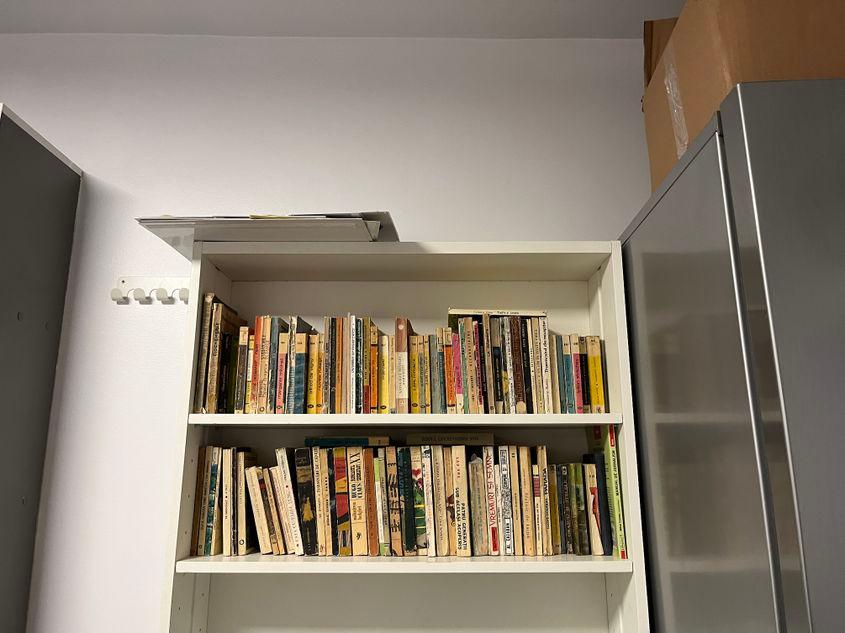 La Centrul ILO Ferentari, beneficiarii se pot bucura și de o mică bibliotecă