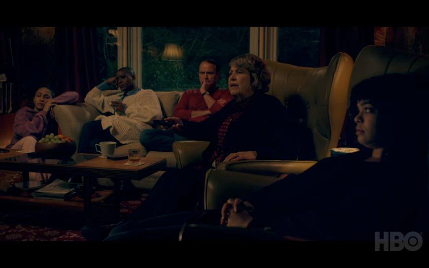 "Years and Years" (2019) ne spune povestea familiei Lyons, din Manchester, pe parcursul a câteva decenii, începând cu anul 2019