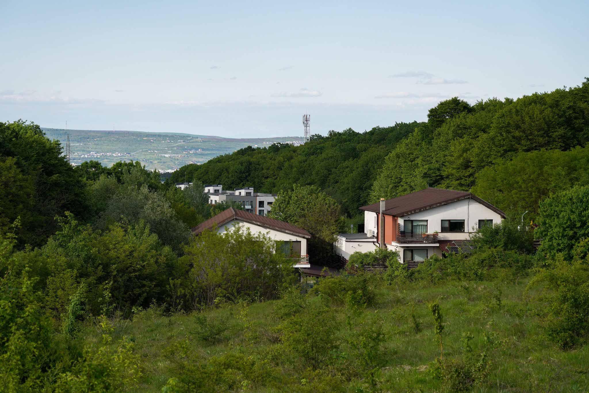Blocurile din zona supranumită Citadela Făget, deasupra cărora va fi construit un alt cartier de duplexuri de circa 5 hectare. Foto: Raul Ștef (c)