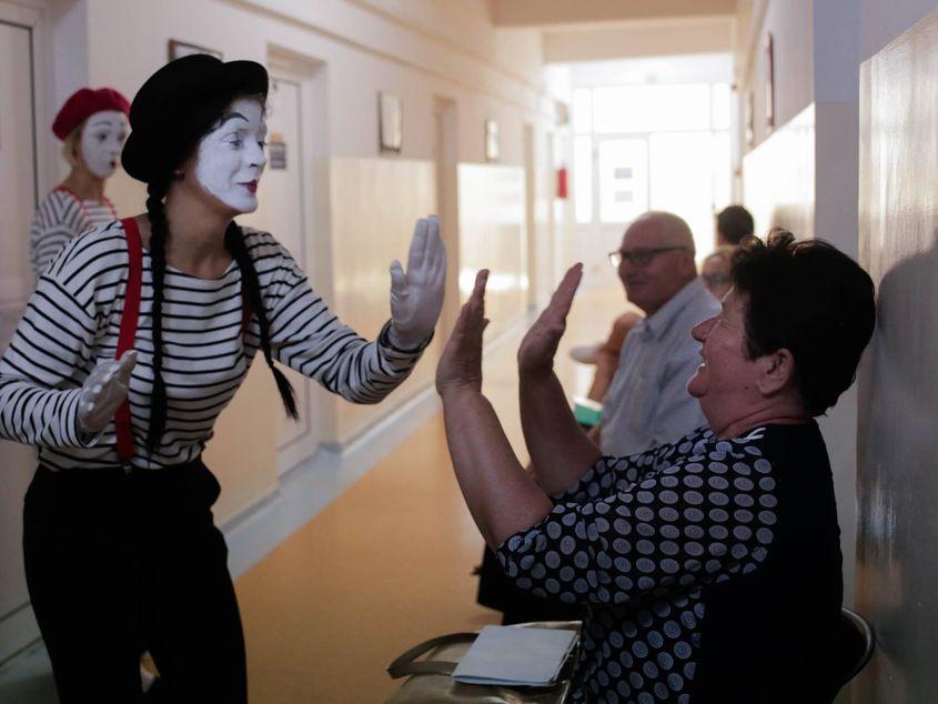 Unul dintre proiectele finanțate de Transylvanian DonorSphere este "Terapia prin artă", proiect în care compania de teatru Create.Act.Enjoy
înveseleşte pacienți din spitalele clujene. Foto: Create.Act.Enjoy