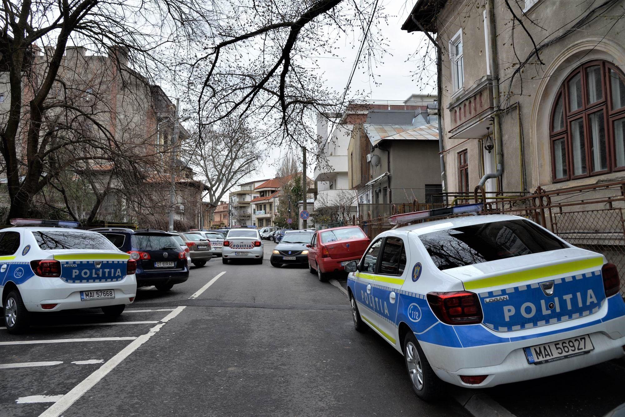 Pe lângă că Secția 17 de Poliție are sediul într-o clădire din clasa I, e situată și pe o stradă îngustă, pe care o autospecială a pompierilor s-ar strecura cu greu. Foto Lucian Muntean