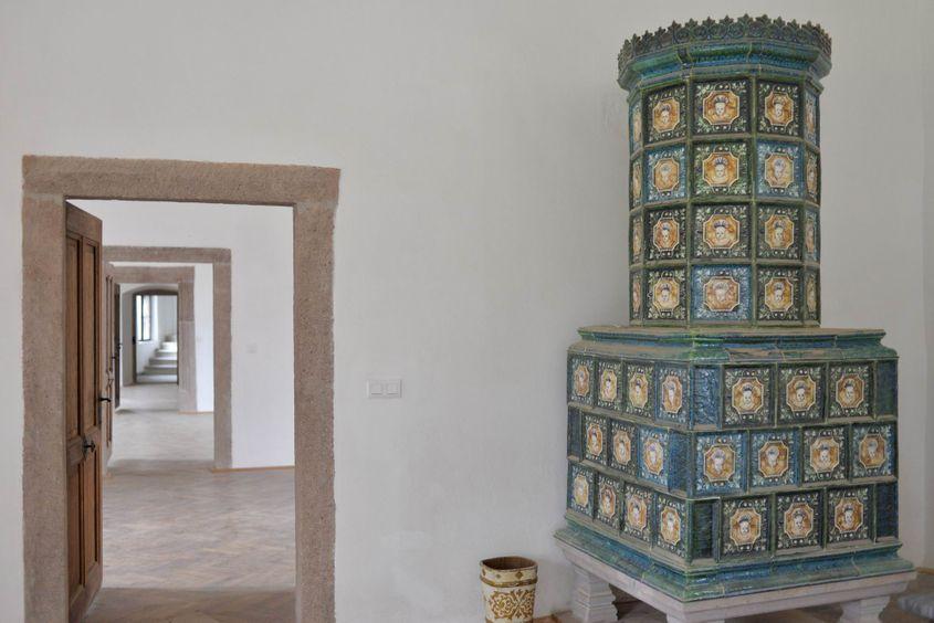 Soba din teracotă a fost refăcută de restauratori cu cahle care respectă vechiul model.