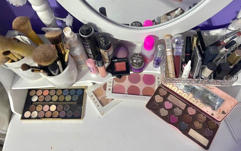 Trusa de machiaj a Larisei