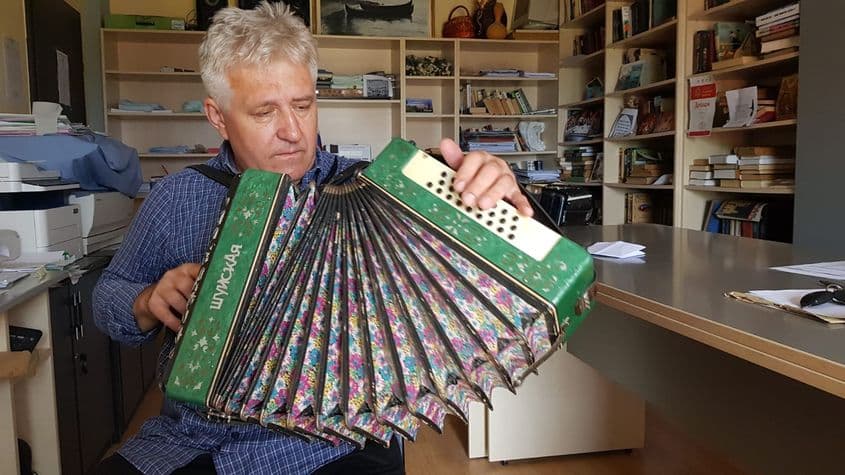 Alexandra Listrat, fotografie cu Pimon Bejenaru (ilustrație pentru interviul cu el), Sarichioi. FOTO Crescut pe muzică