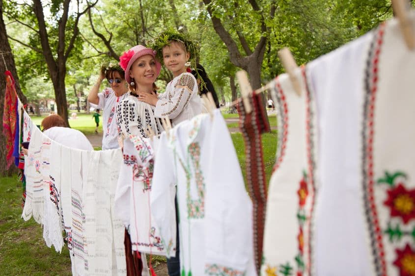 24 iunie 2015. Peste o sută de români din Canada s-au întâlnit în parcul La Fontaine din Montreal pentru a participa la Sărbătoarea Iei Românești. Foto: Cristian Mijea