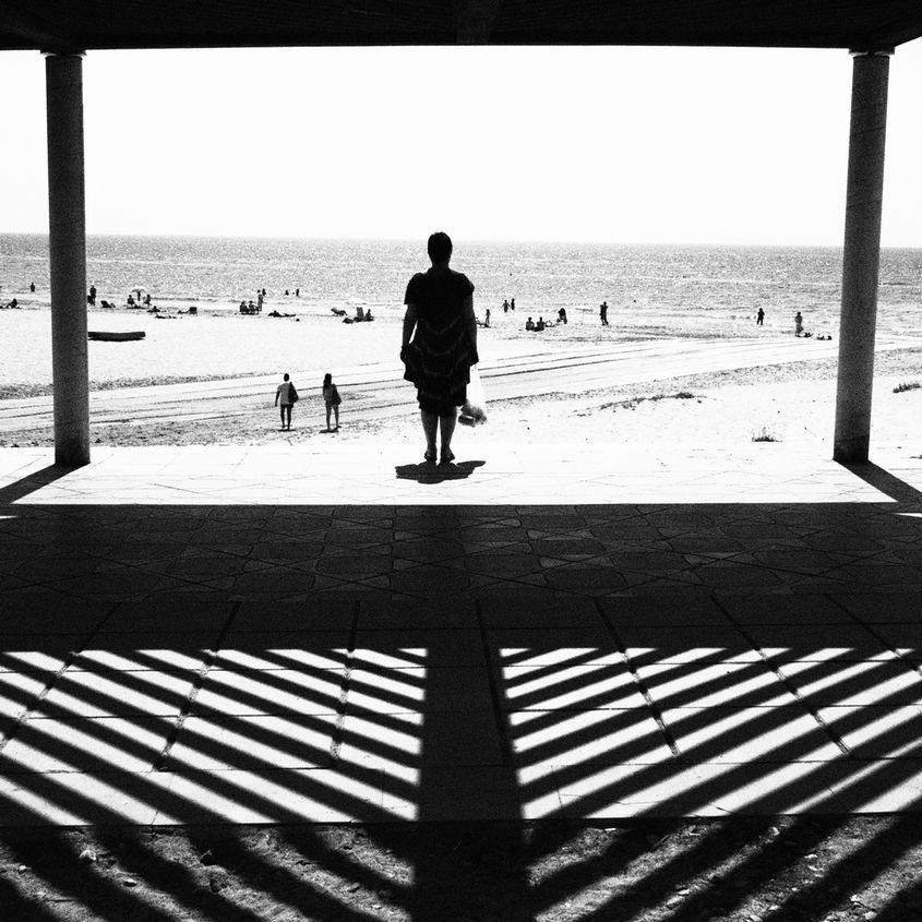 Pe plaja din Tarragona, Kitty nu se poate decide: o baie sau o bere pe terasa din stânga, care nu se vede? Cert e că în Mediterana nu am dat de ea.