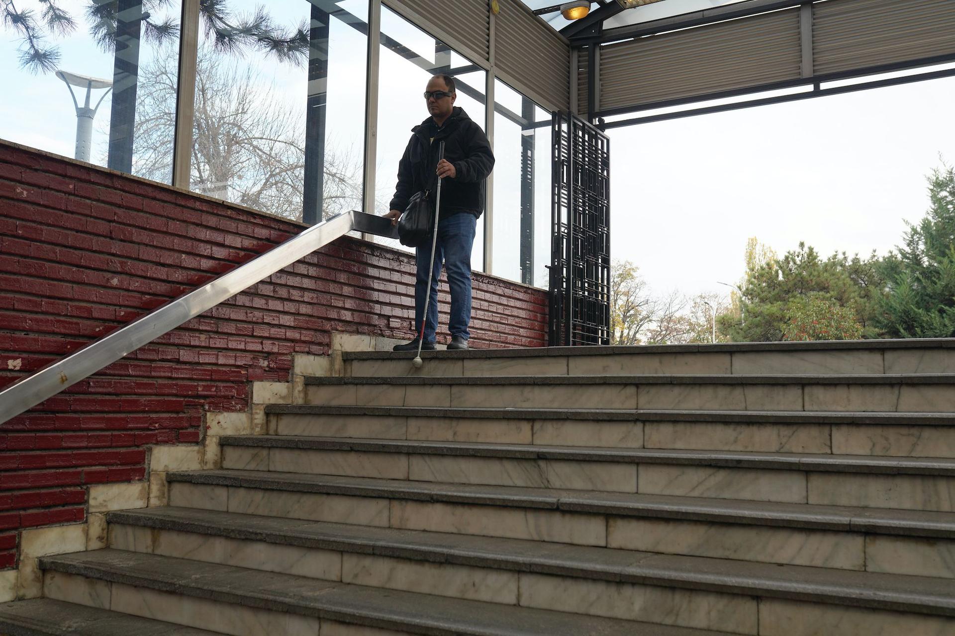 Ionuț, care e nevăzător, coboară la metrou, în timpul unui traseu obișnuit pentru el, pentru a arăta cât de dificil e să se miște prin București, pe 18 noiembrie 2022. Foto: Andreea Câmpeanu