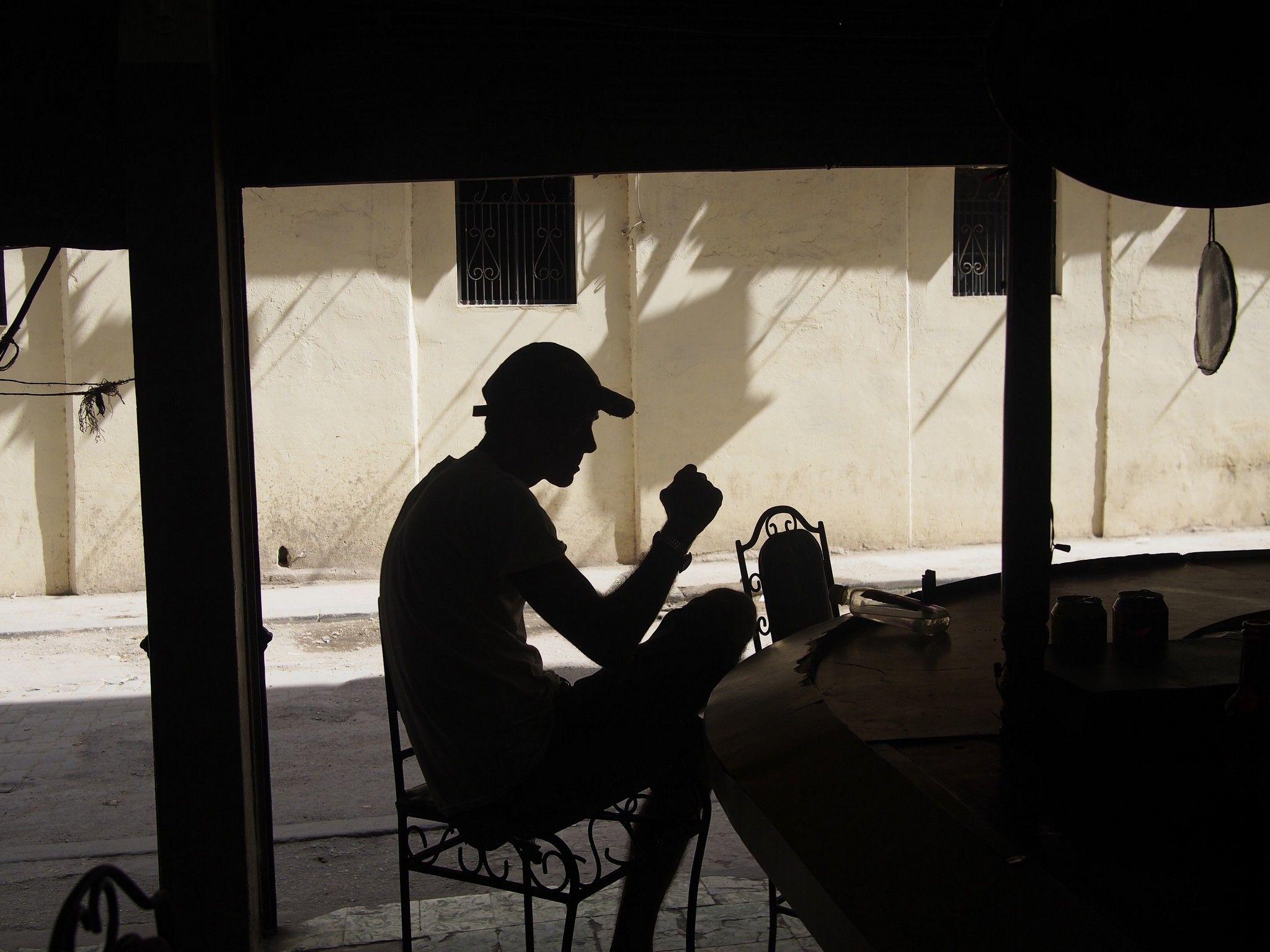 Un cetățean revoltat pe sistem bea rom ieftin într-o bodegă de cartier