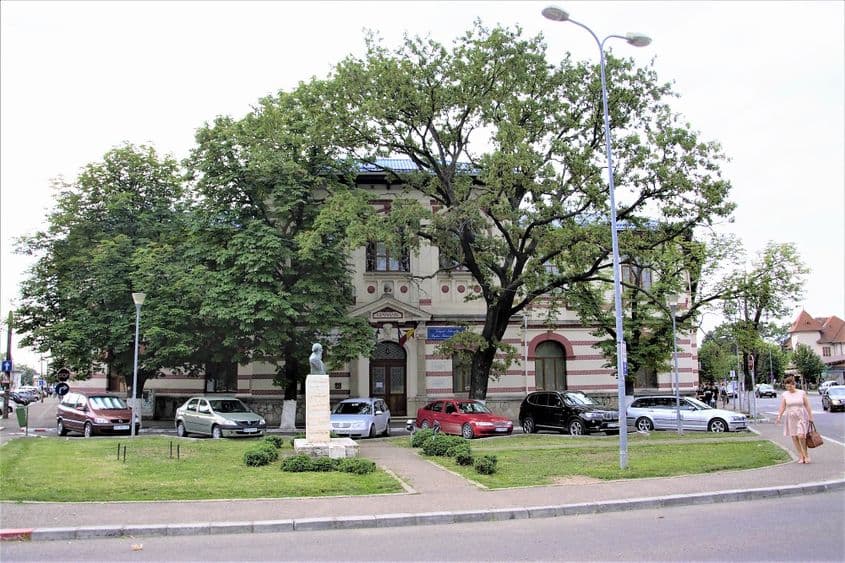 Profesorul Cremarenco a predat 43 de ani la Colegiul B.P. Hasdeu din Buzău, liceu de elită al României.