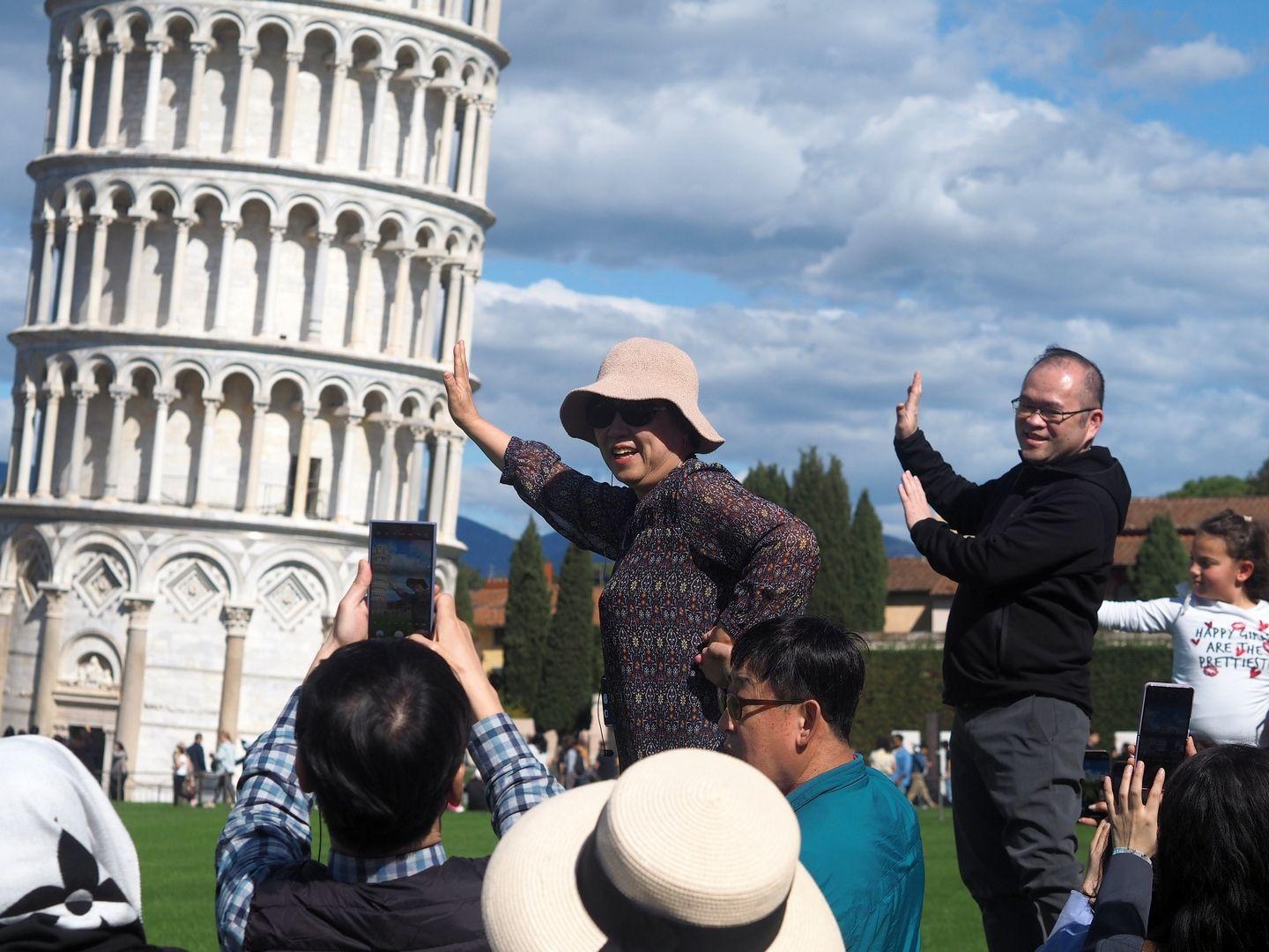 Pisa și câțiva turiști salvând turnul de la prăbușire