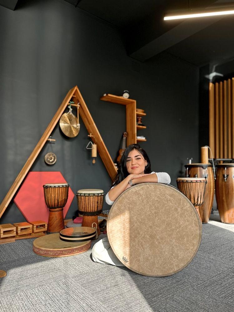 Cristina, înconjurată de instrumente muzicale. Foto: arhivă personală