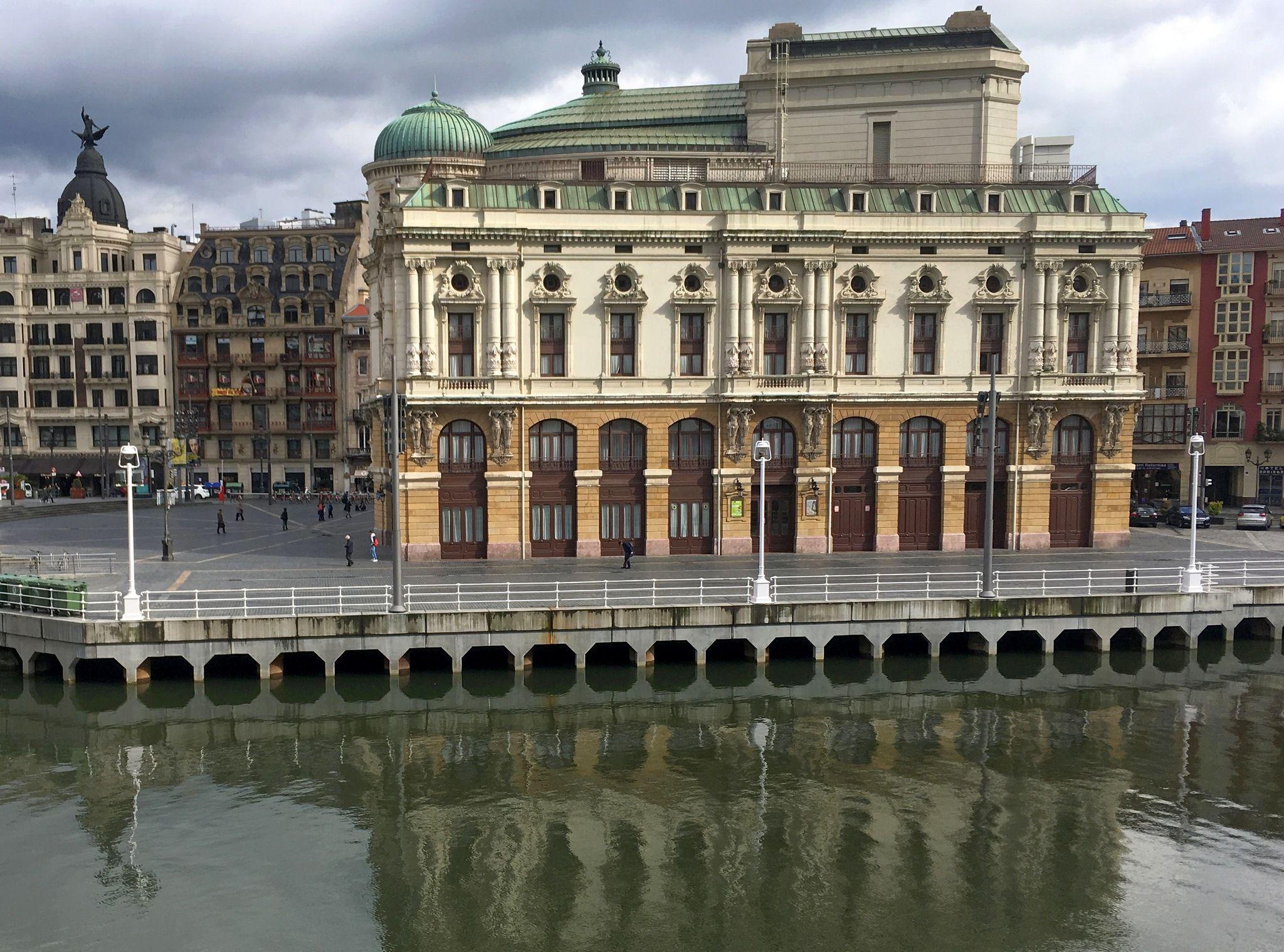 Arhitectură clasică în Bilbao văzută dinspre Muzeul Guggenheim