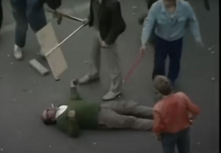 Screenshot din timpul conflictului violent de la Târgu Mureș, un manifestant căzut este lovit în mod repetat cu o pancartă peste cap