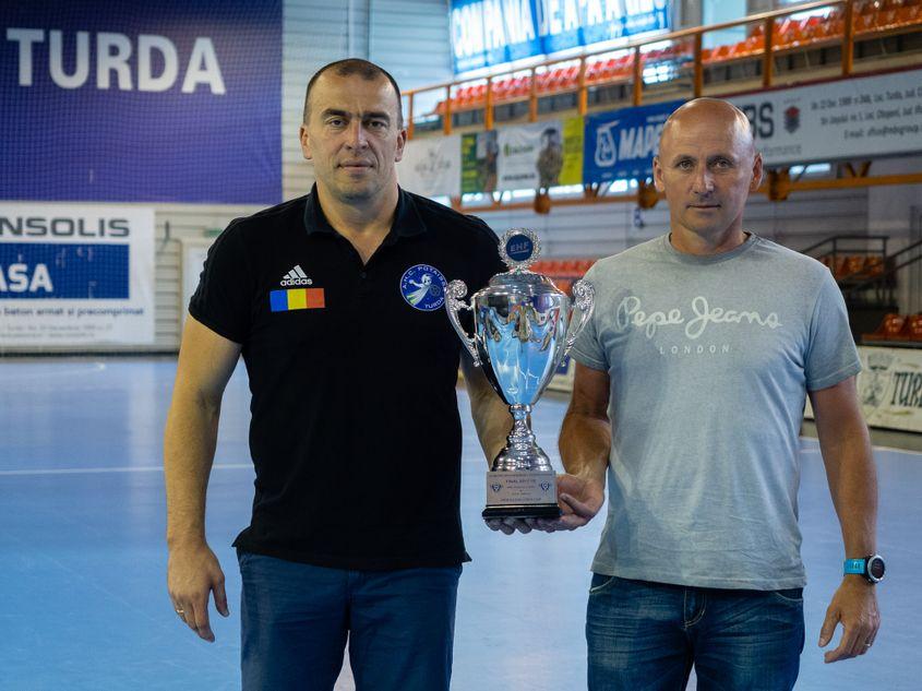 Nenad Savic (cu tricou negru), antrenorul Horațiu Gal și trofeul Challenge Cup 2018. Foto: Raul Ștef
