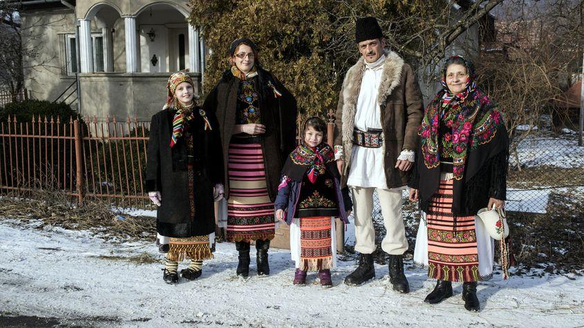 Mina Galben, alături de copiii ei Elena Ciotmonda și Florin Galben, și nepoatele Eli și Florina.