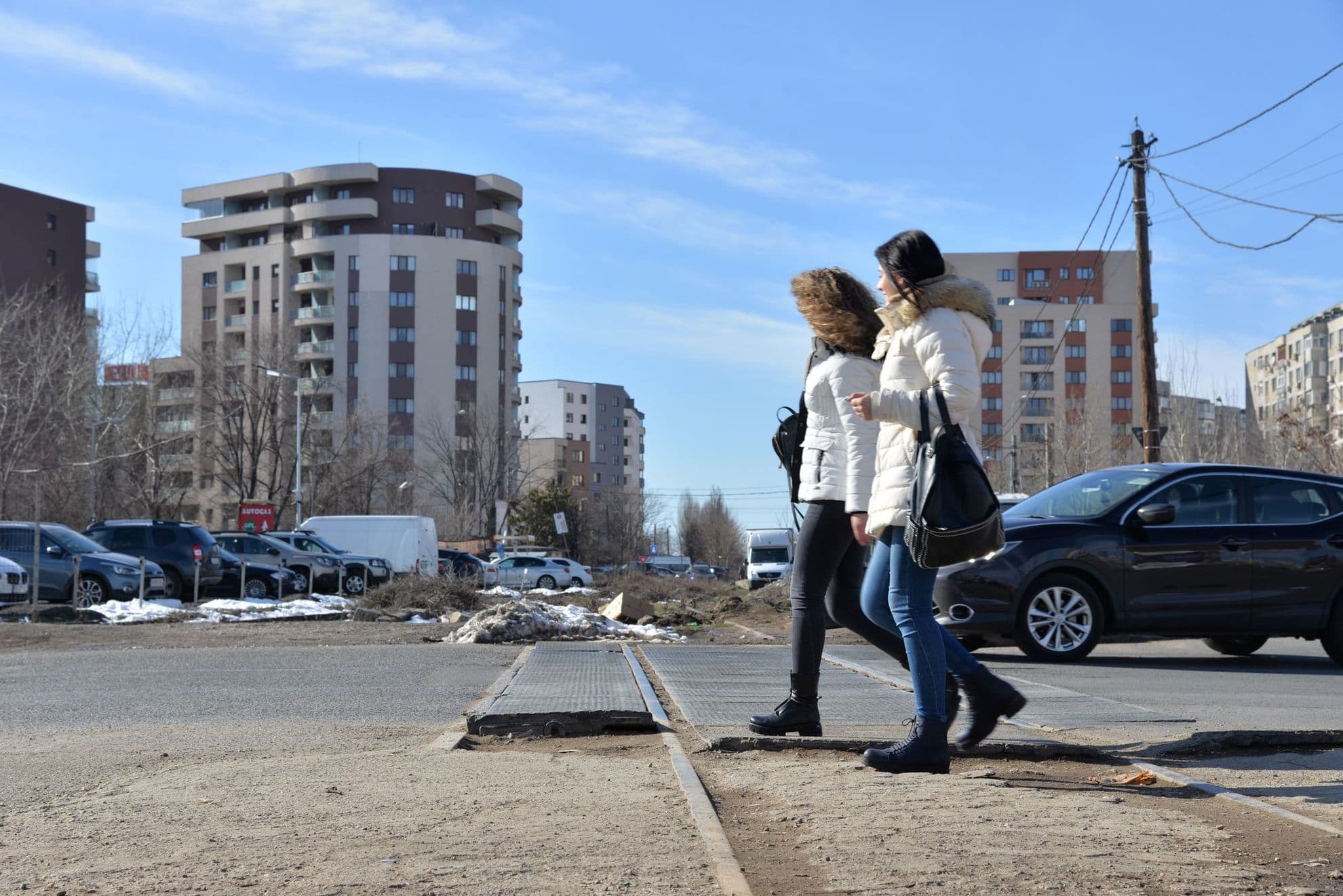 Intersecțiile pot fi supratraversate de poduri pietonale verzi, la fel ca în Stuttgart și alte orașe europene. Acest lucru ar asigura o continuitate a deplasării într-un spațiu lipsit de pericolele cauzate de mașini. Foto: Lucian Muntean