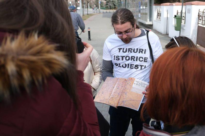 Lucian Vasile, în timpul unui tur ghidat al Ploieștului. Foto: arhiva personală