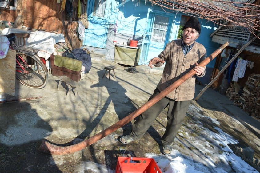 Buciumul din zona Buzăului se face din lemn de paltin, e învelit cu scoarță de cireș și măsoară nouă șchioape. Meșterul din Sărulești a adus multe îmbunătățiri buciumului tradițional. Fierberea lemnului în ceară este una dintre ele. Astfel, a obținut un instrument mult mai rezistent în timp, fără a pierde din calitatea sunetului.